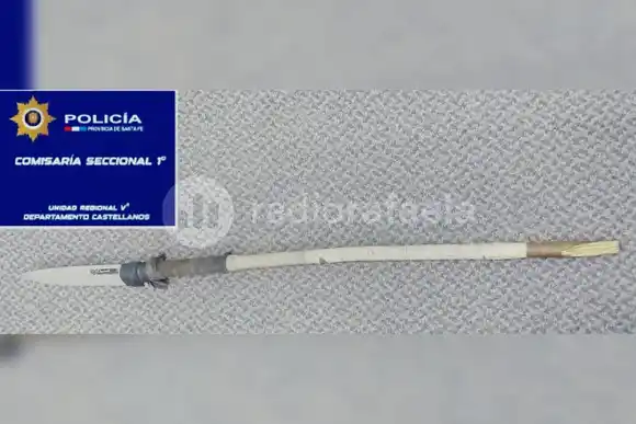 Vio a la policía y envolvió en una remera una “lanza” rudimentaria, pero lo vieron