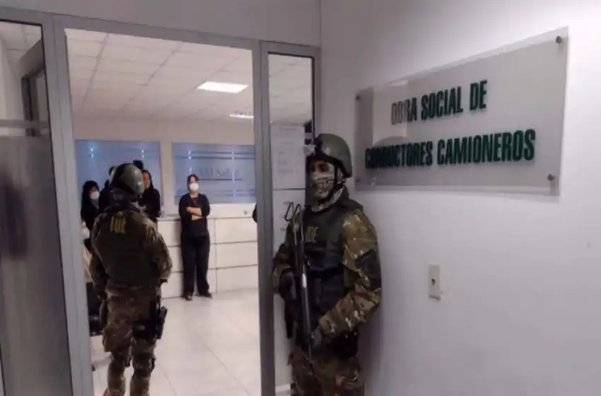 Allanan dos sedes de la obra social de Camioneros en Rosario por denuncias de amenazas a afiliados