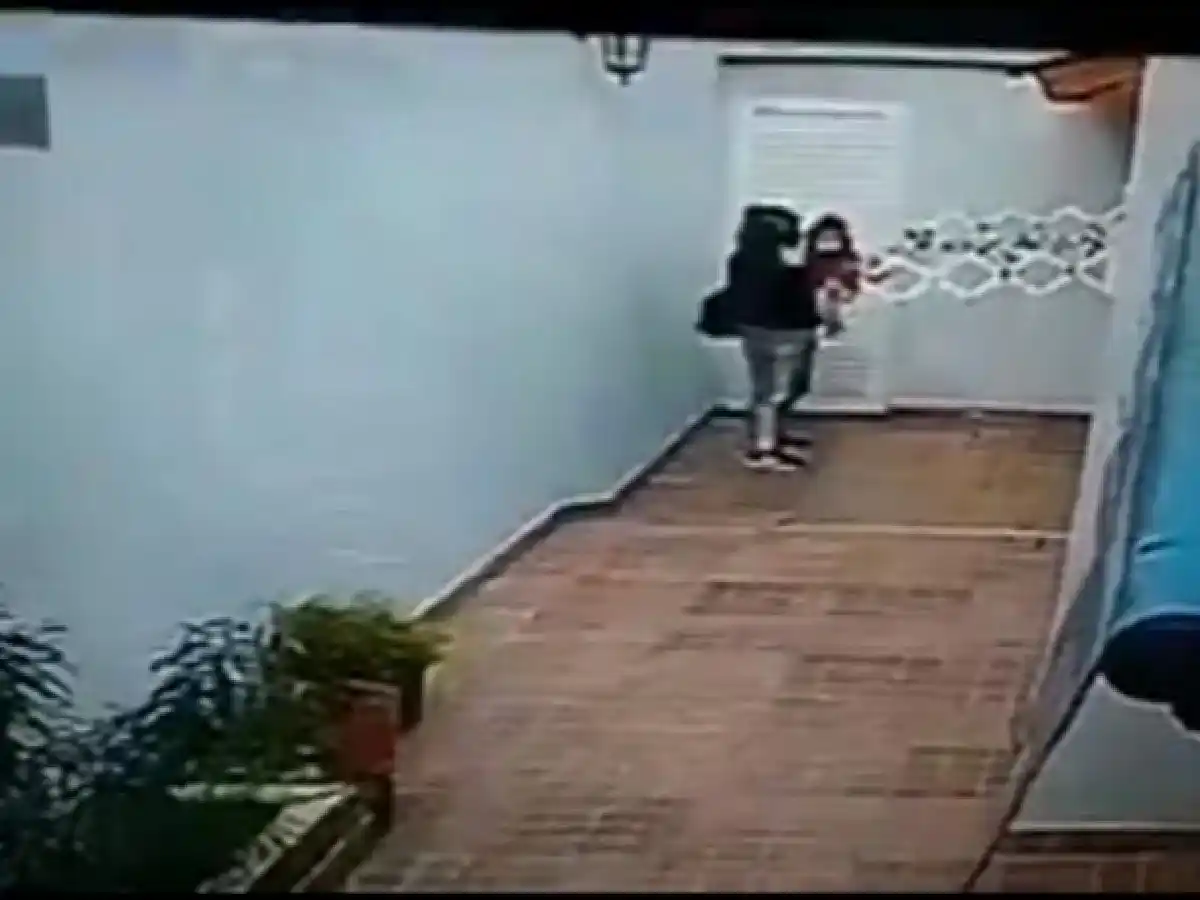 Con un bebé en brazos, entraron a robar a dos jubiladas y las golpearon