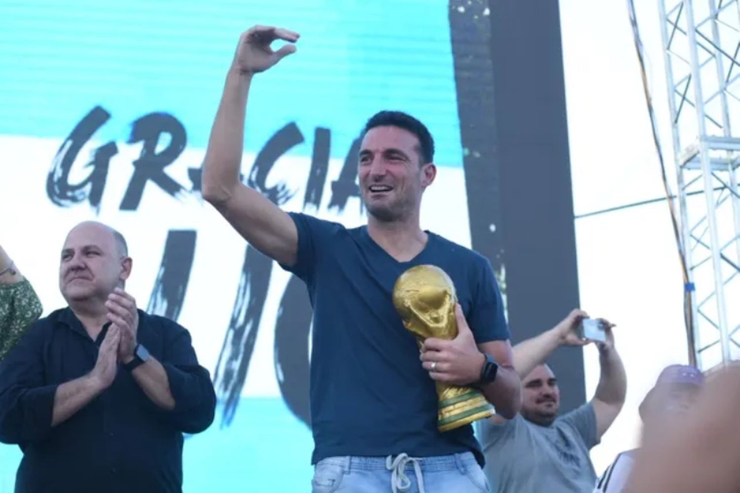 Scaloni recibió el cariño y reconocimiento de su Pujato natal