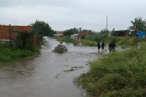 La Plata: dos muertos y barrios anegados por un temporal