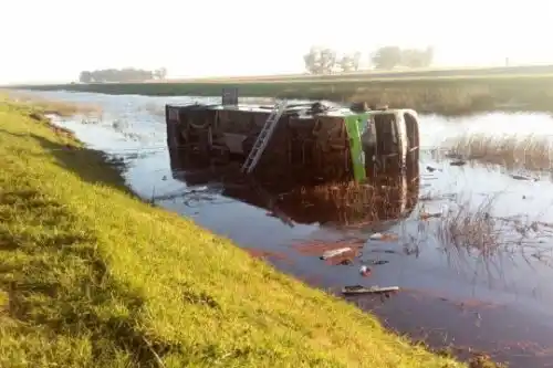 Tres muertos tras vuelco en la ruta 2