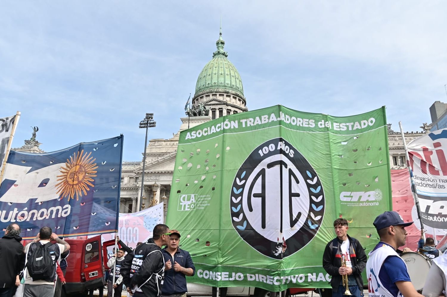 Trabajadores estatales en una protesta.