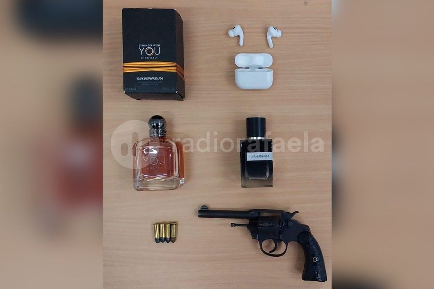 Allanamiento en barrio Ilolay: hallaron perfumes, auriculares, un arma y aparente cocaína