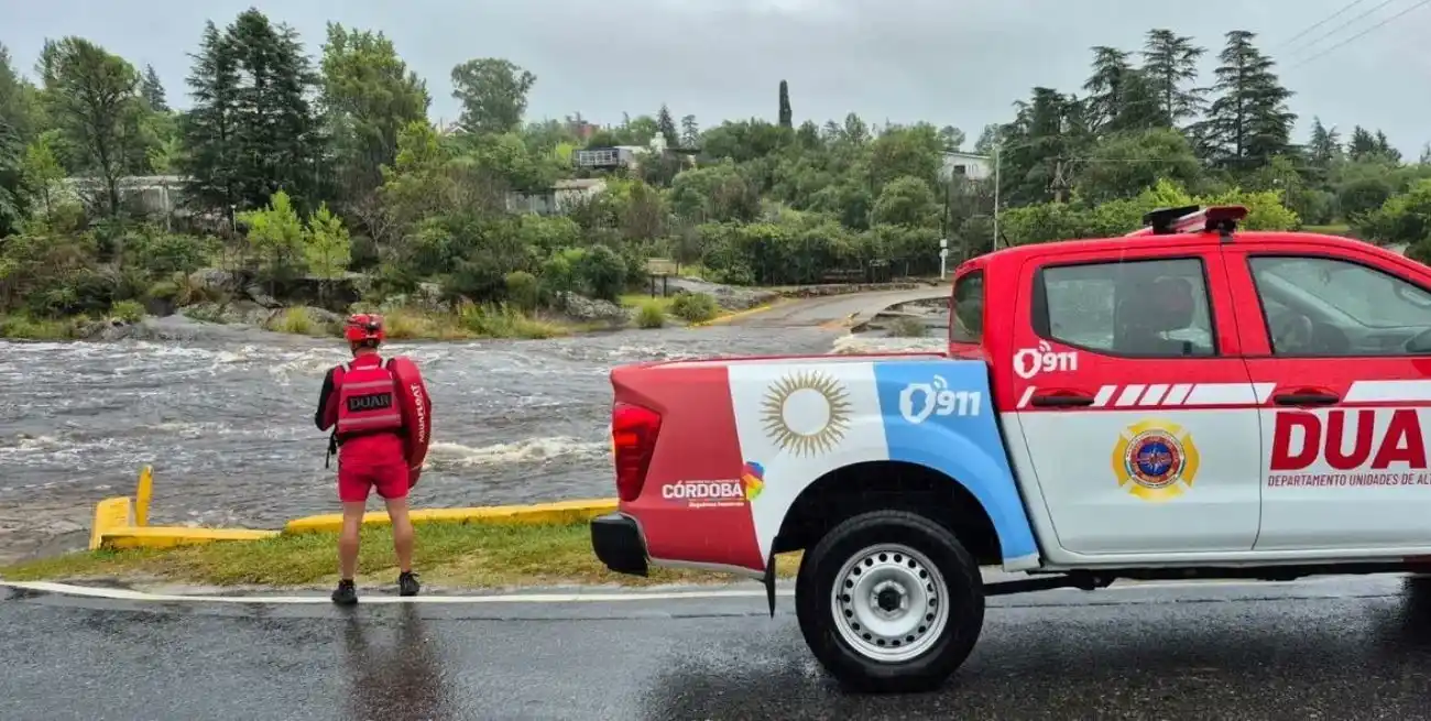 Según los reportes de las autoridades, ya se registran crecidas importantes tanto en los cursos de agua próximos a Icho Cruz y Villa Carlos Paz.