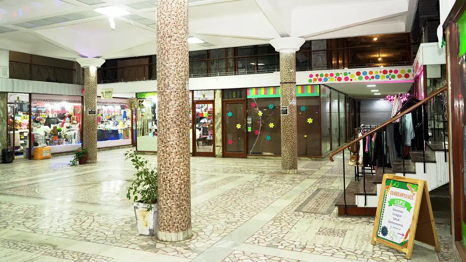 Galería Central. Con la mayoría de los locales funcionando en el sector que da a la calle 66