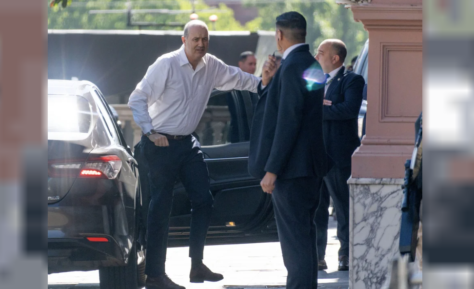 El ministro de Desregulación del Estado, Federico Sturzenegger, ingresa a Casa Rosada.
