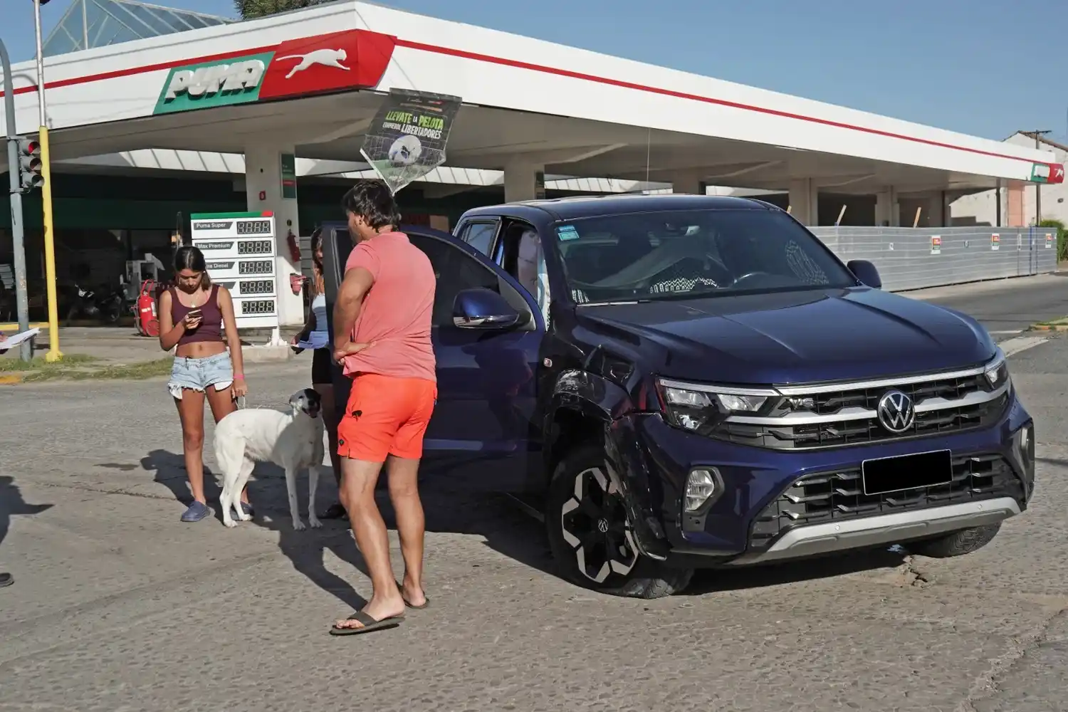 Atravesada en medio de las avenidas, terminó la trayectoria la camioneta Volkswagen Amarok
