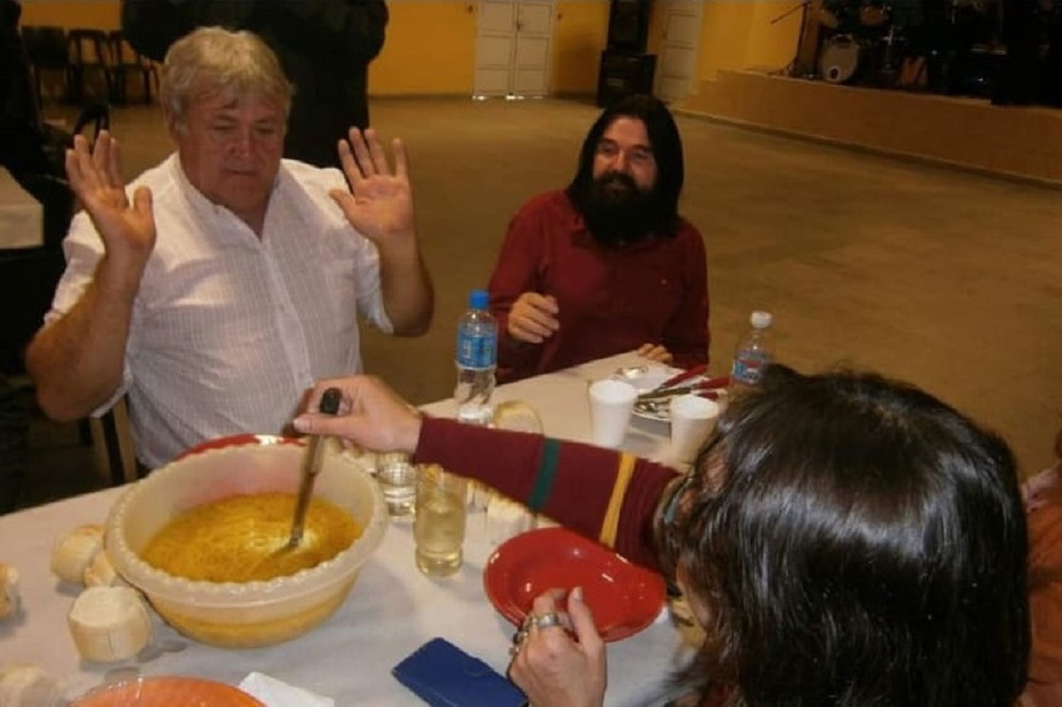 Sopa de gallina con fideos caseros para un gran almuerzo familiar