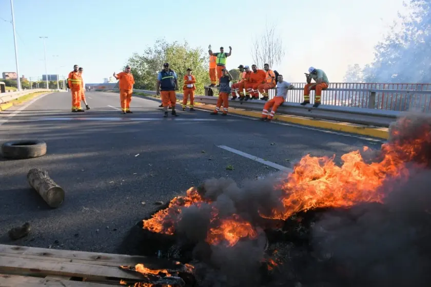 Trabajadores de la Terminal Puerto Rosario protestan ante la falta de pago
