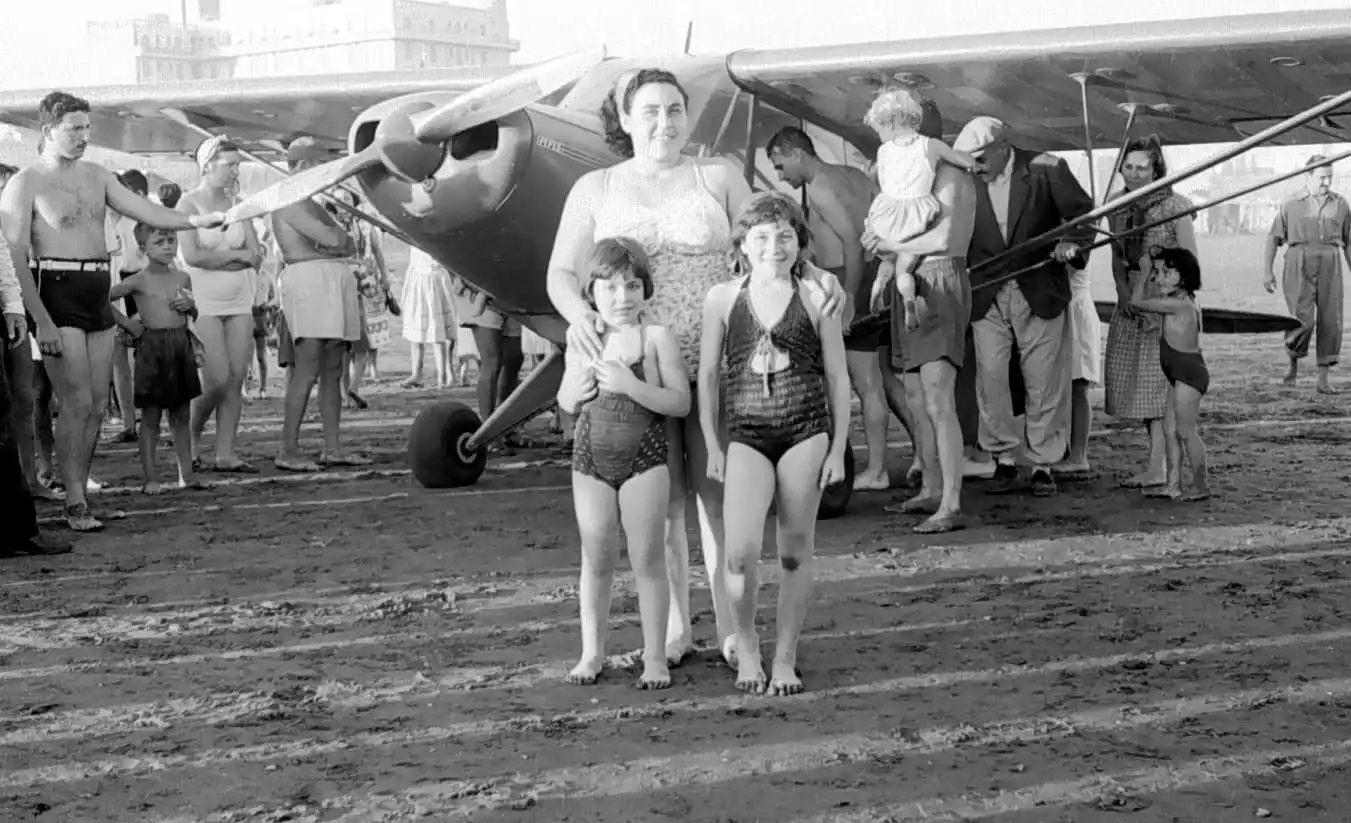 En marzo de 1951. Un avión aterrizaba en la arena