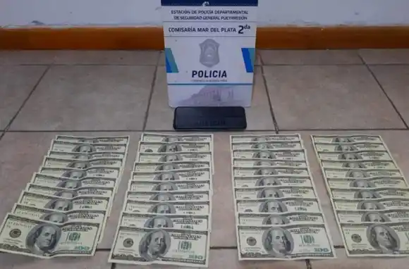 Cayó una mujer que compraba celulares con dólares truchos