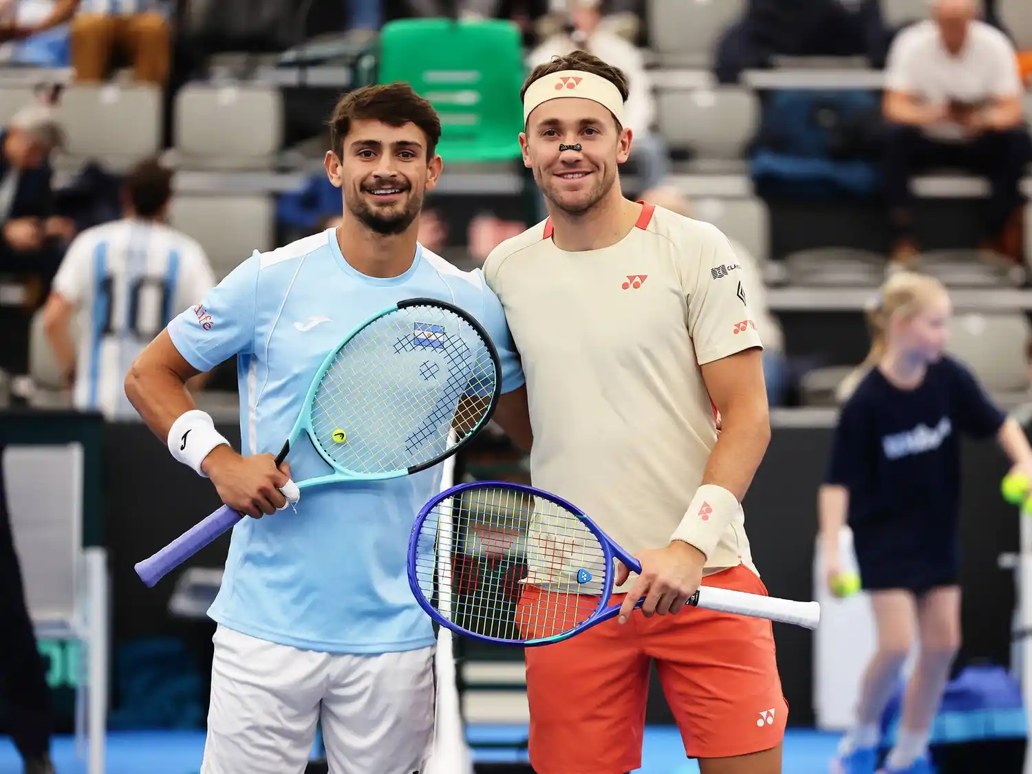Mariano Navone junto a Casper Ruud antes del partido.