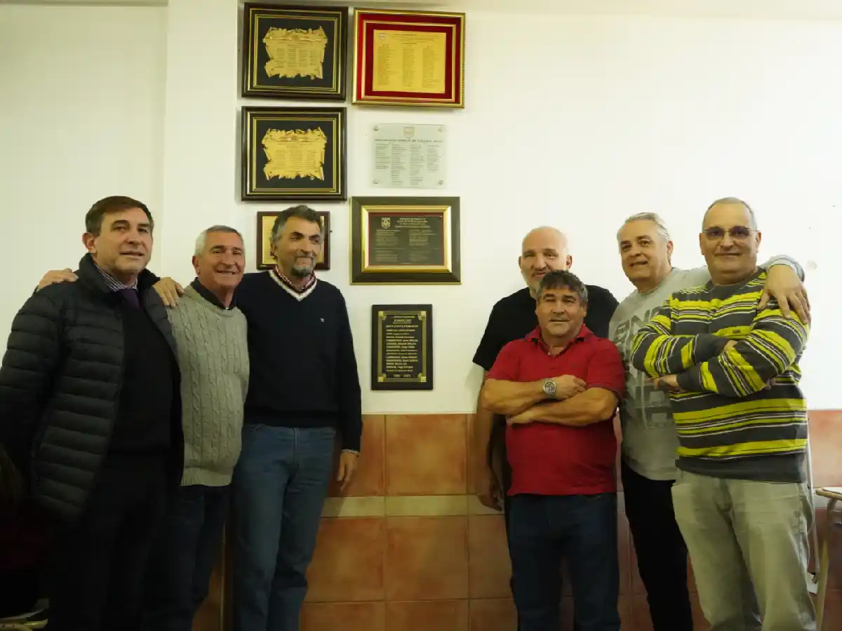 Emotivo homenaje de la  promo 1980 al Instituto Pablo VI 