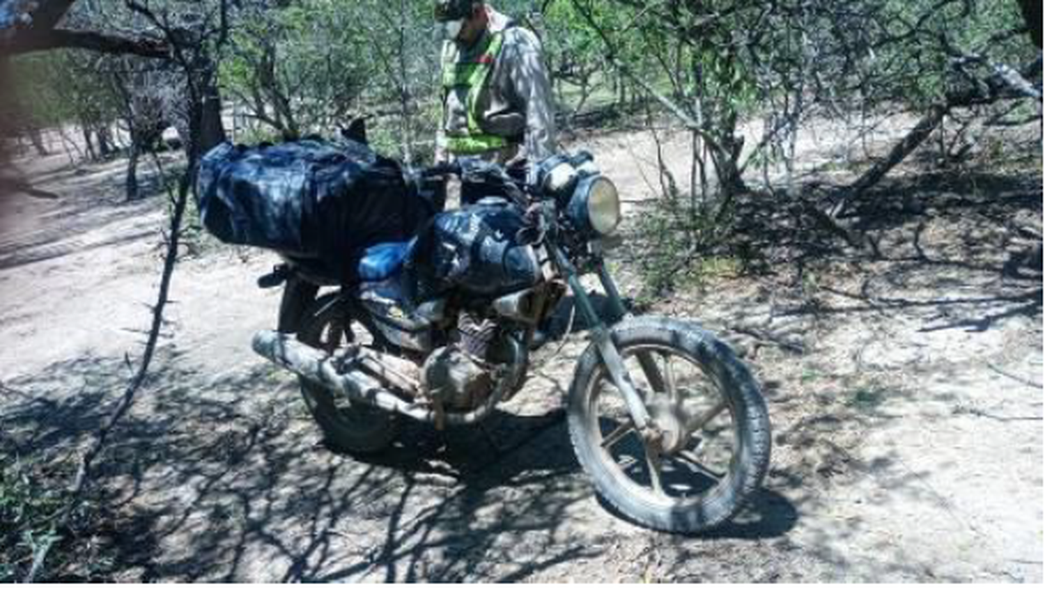 Abandonaron una moto con 30 kilos de hojas de coca en un camino formoseño