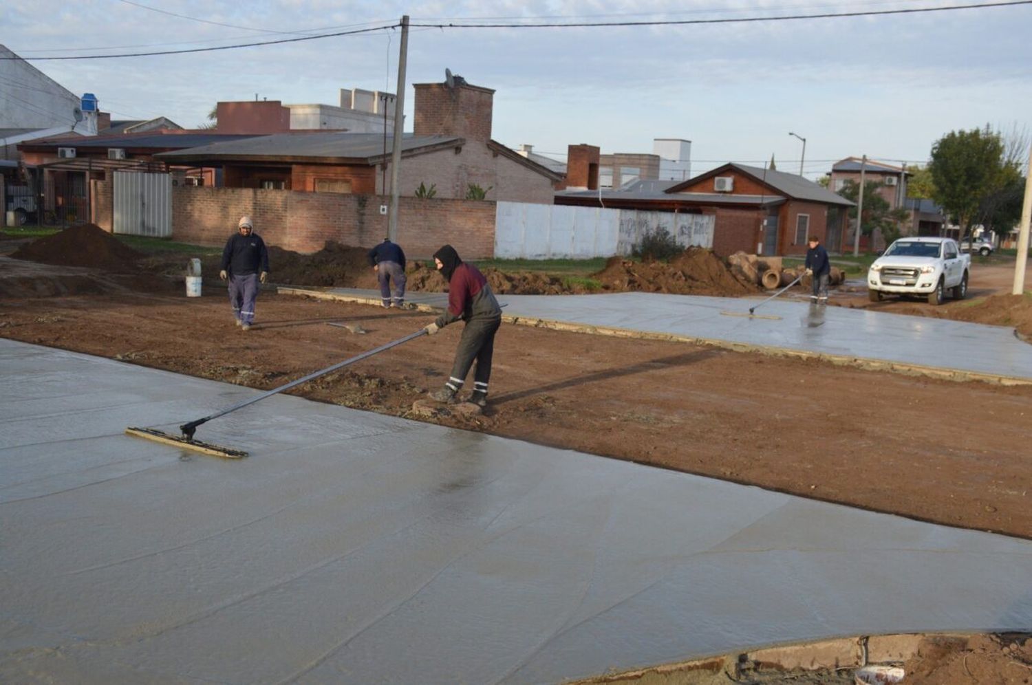 El gobierno municipal avanza con hormigonado de bocacalle y movimiento de suelo para pavimento