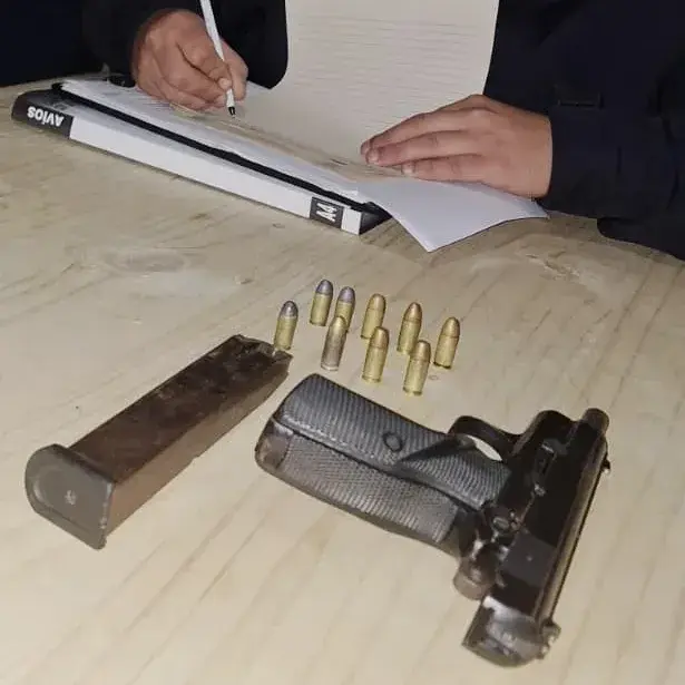 Allanamiento en barrio Los Pájaros: una mujer fue detenida por tenencia ilegal de un arma de guerra