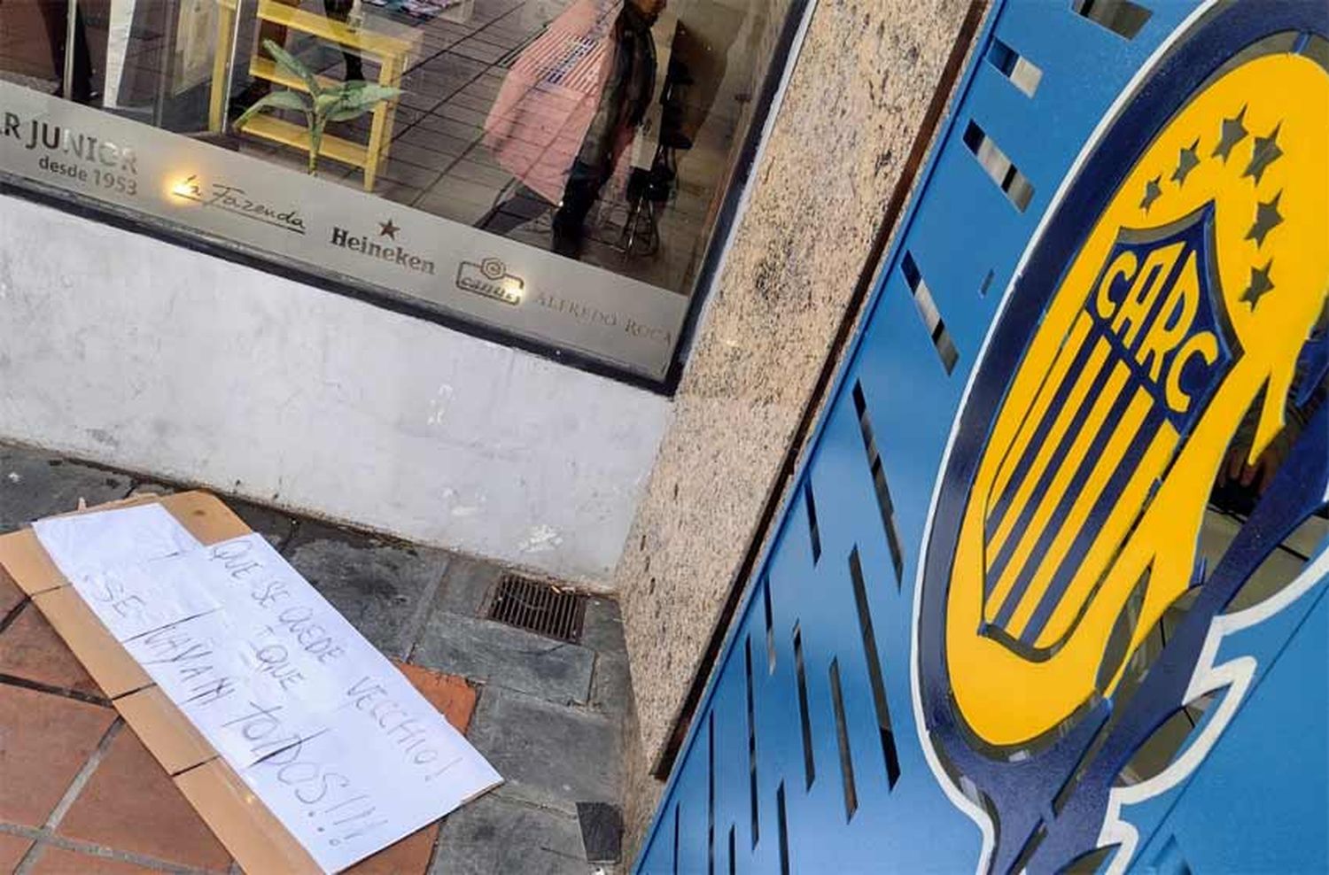 Particular protesta en la sede de Central: «Que se quede Vecchio y que se vayan todos»