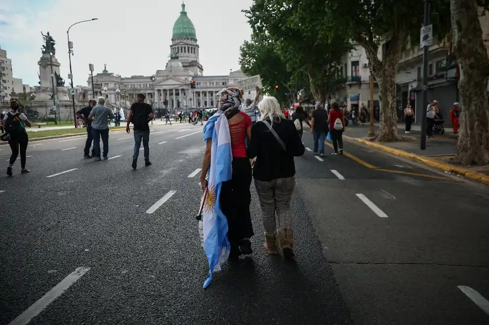 Olga Beatriz González, de 89 años, y María Rosa Ojeda caminan juntas durante una de las protestas por aumento de las jubilaciones (REUTERS/Tomas Cuesta)