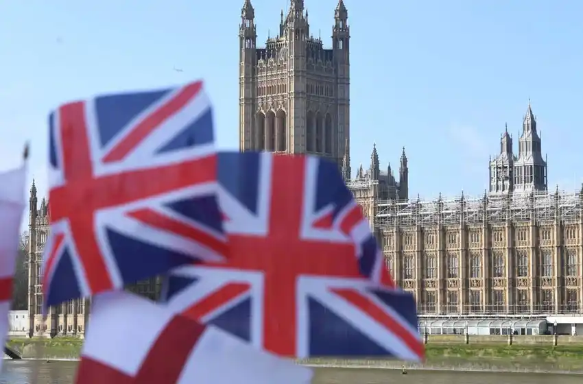 Entra en vigencia en Inglaterra sistema de tres niveles de restricciones para frenar el coronavirus