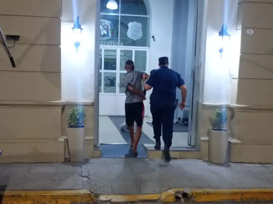 Atraparon a un conocido delincuente trepando para entrar a una casa