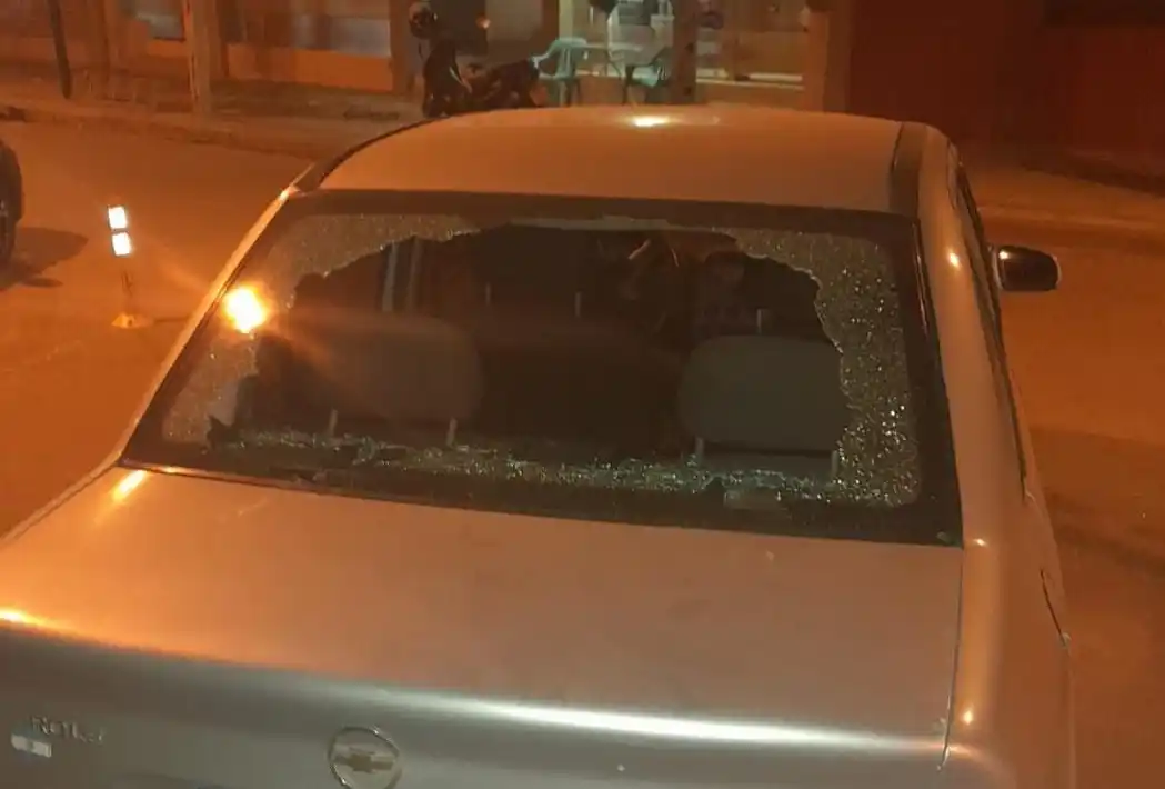 El automóvil Chevrolet Corsa estaba estacionado y sufrió importantes daños.