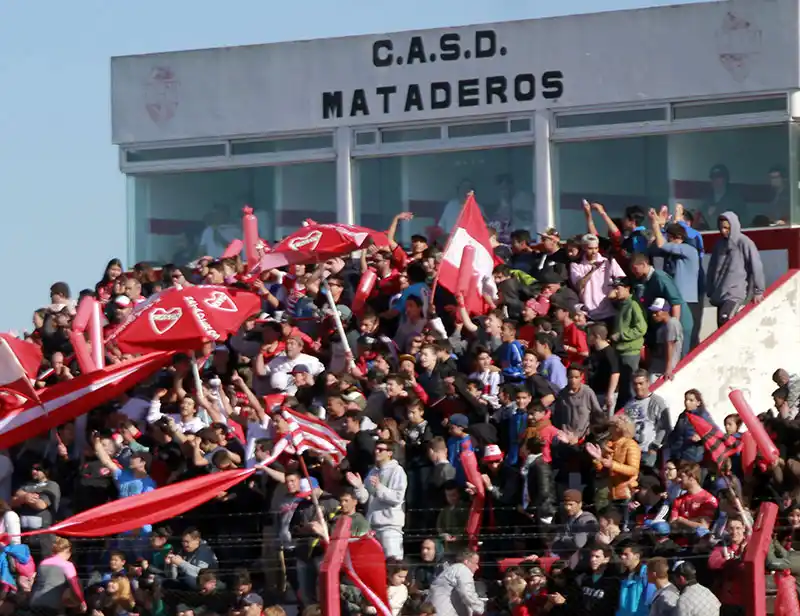 Mataderos lo dio vuelta y sostuvo su lugar en la zona A