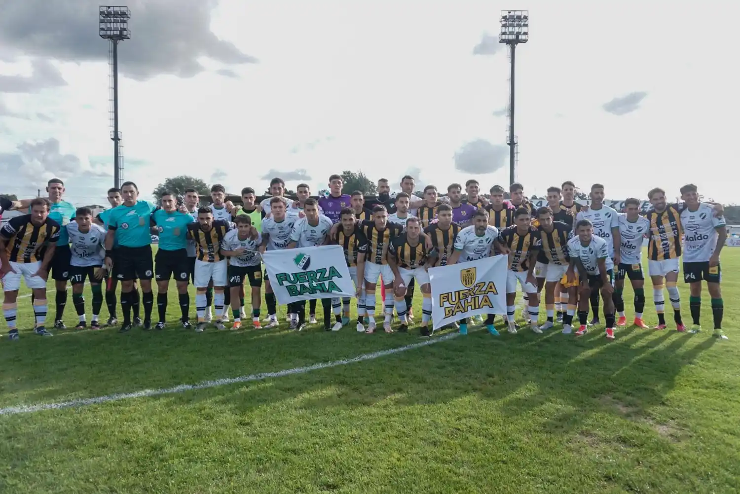 FOTO @MAUROPINERO_PH Ambos planteles juntos antes del partido.