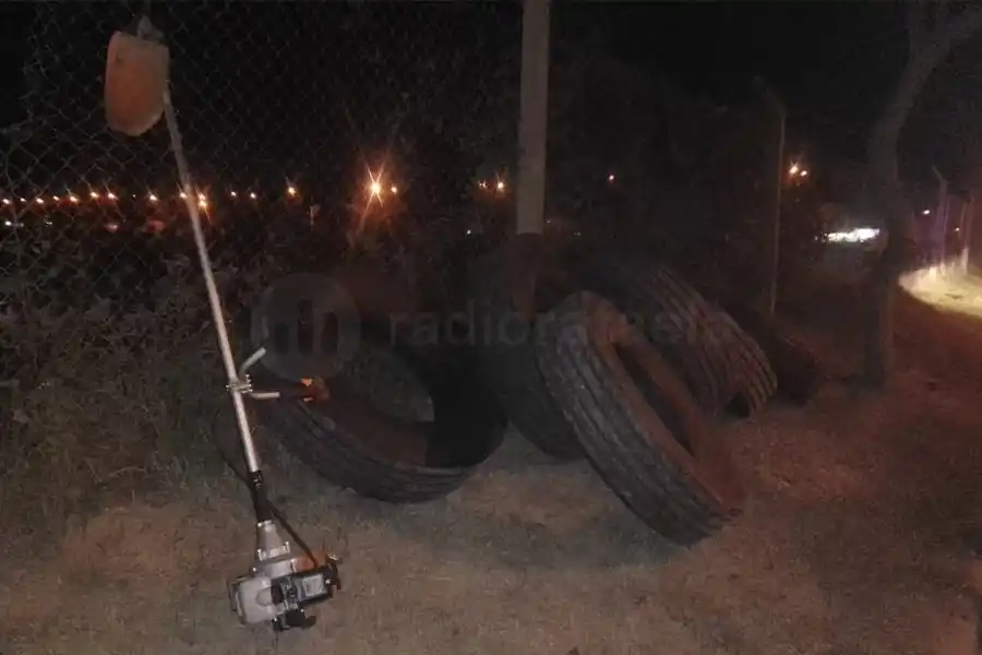 Forzaron las chapas del galpón de una empresa y se metieron para robar cubiertas y herramientas