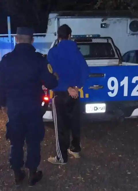 Amenazó de muerte con cuchillos a la vecina y su hermano