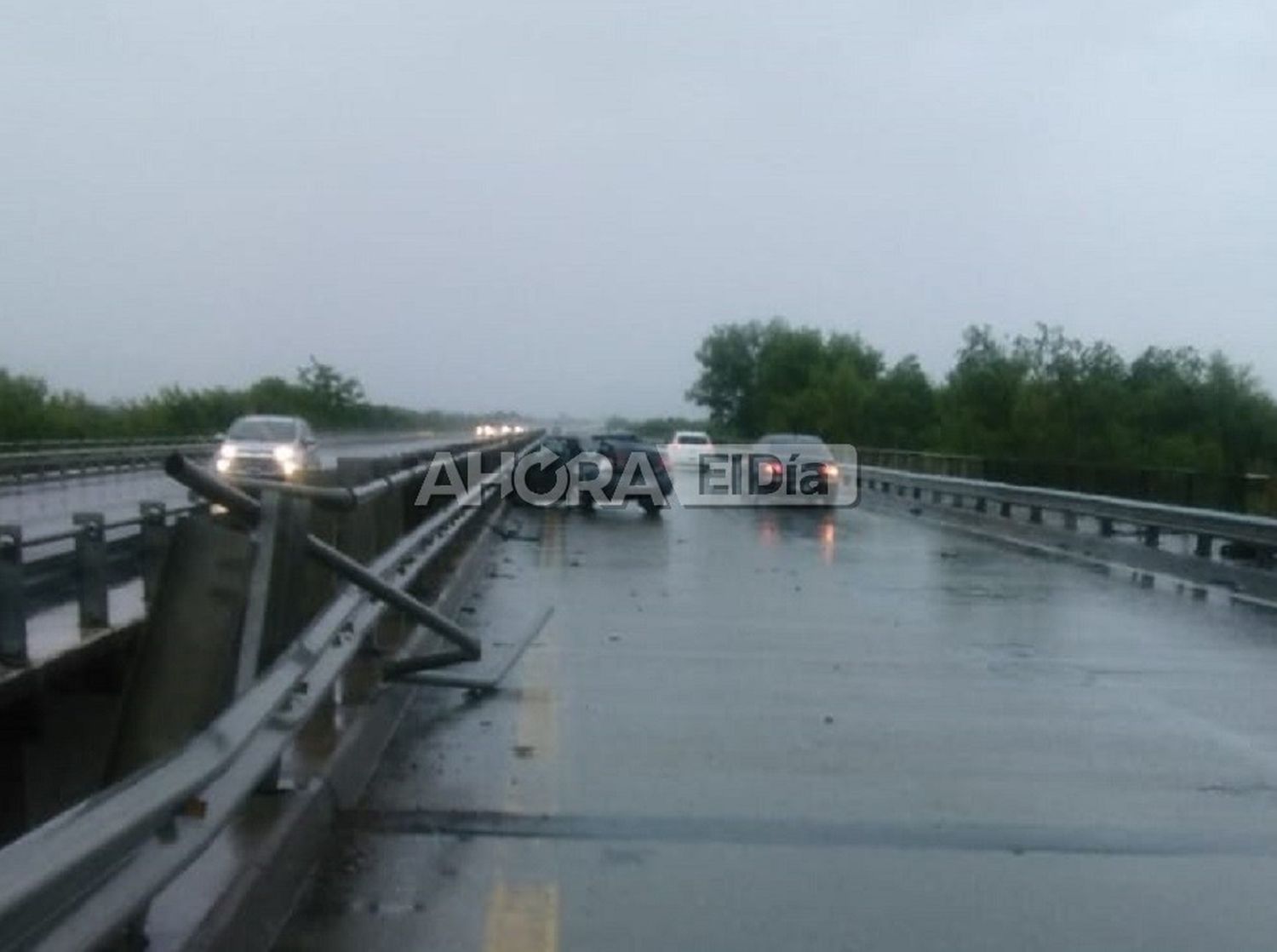 Chocaron dos autos sobre el puente del Arroyo Gualeyán frente a las Termas del Guaychú