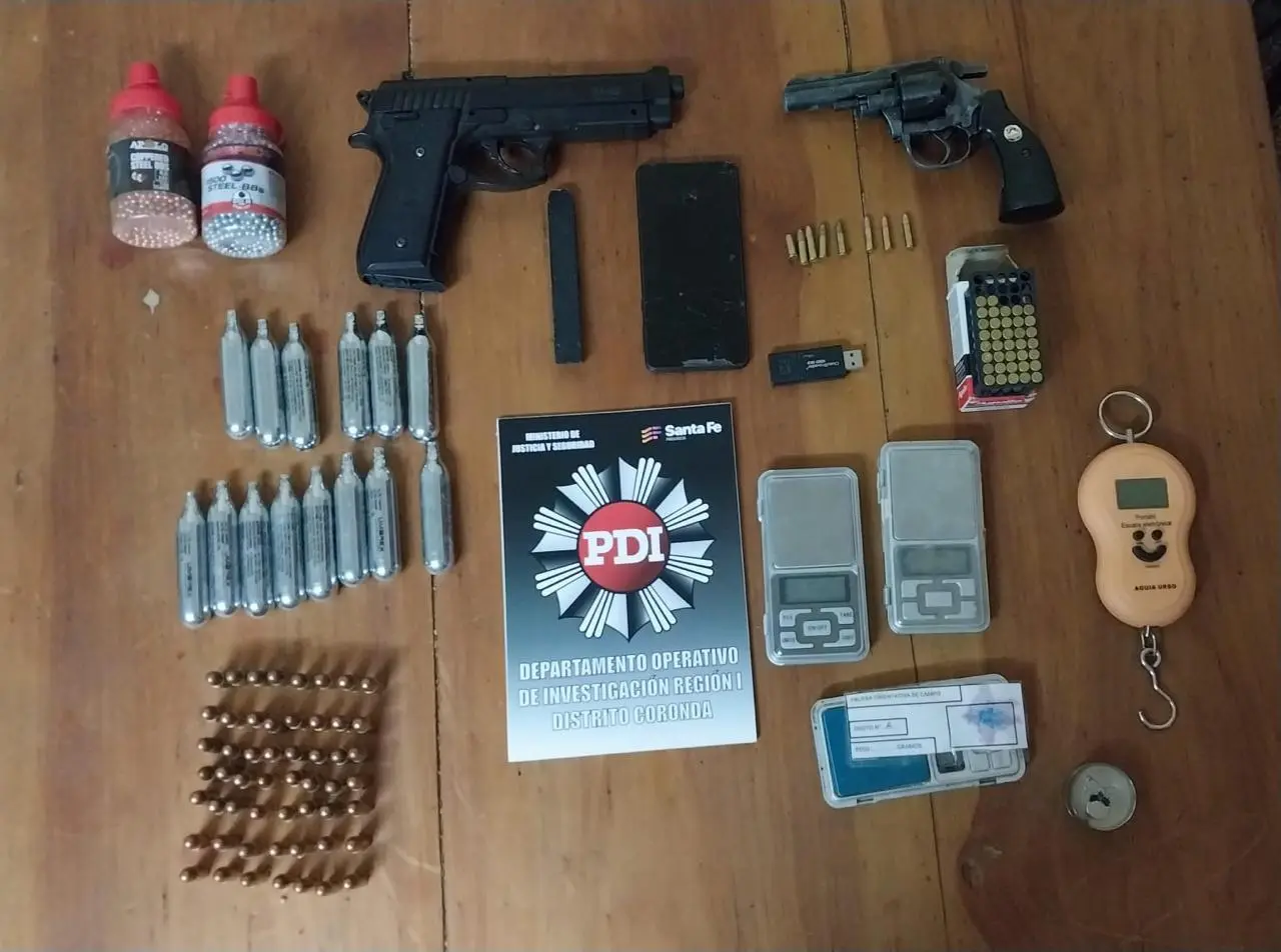 La PDI secuestró armas de fuego, municiones y balanzas de precisión en un allanamiento en Centeno
