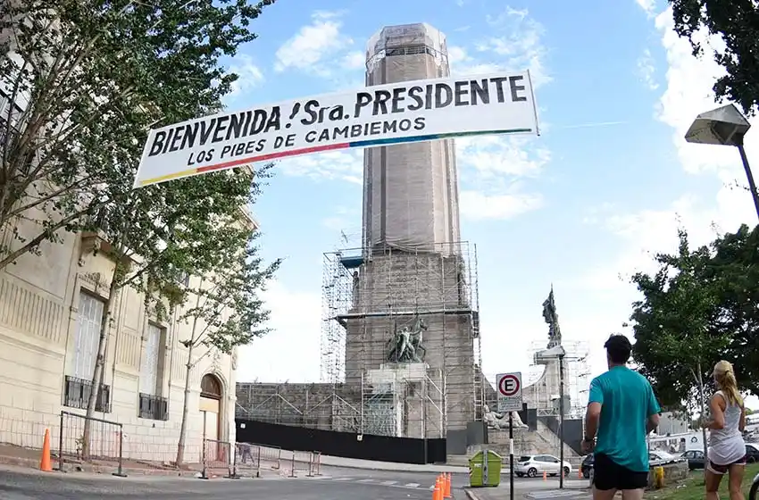 Angelini apuntó al socialismo por la pancarta en la puerta del Concejo