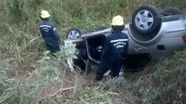 Gualeguaychuenses volcaron en Ruta 12, pero salieron ilesos