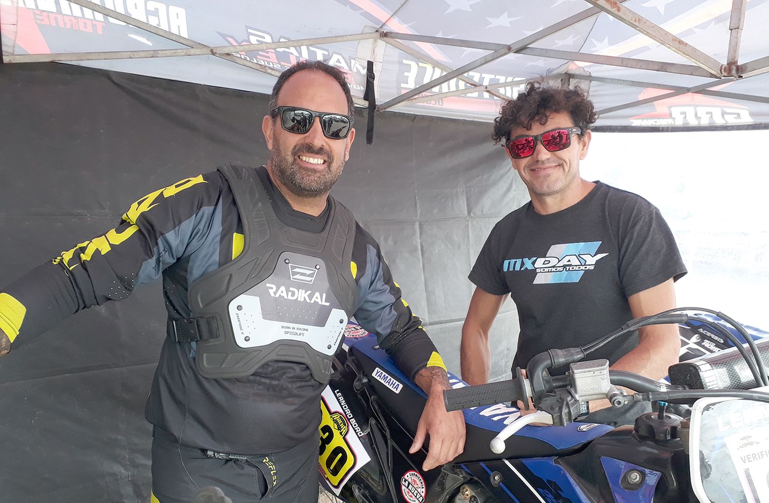 Ansiosos. Gabriel Vallejo junto a Andrés Roncallo, apuntando a Enduro del Invierno