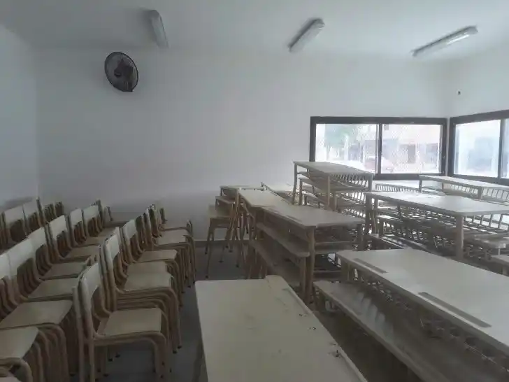 Llegó mobiliario para la obra de ampliación de la Técnica 3, que está próxima a inaugurarse  