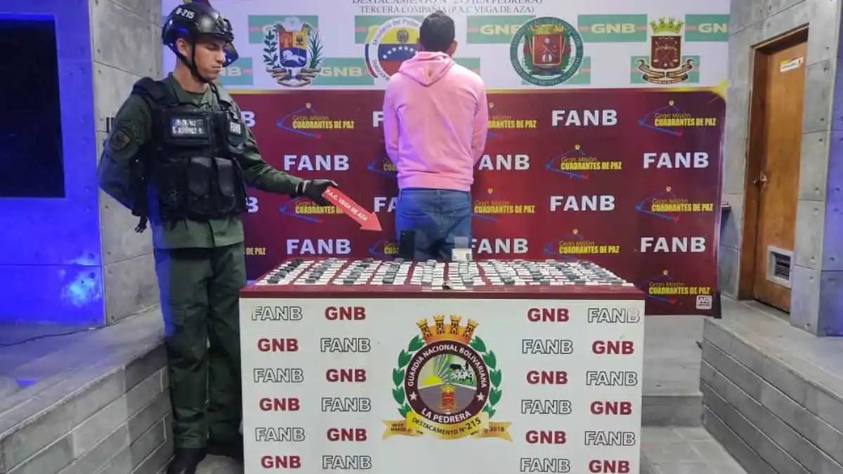 ¡NI PAL TAXI ALCANZABAN LOS VIÁTICOS! Narcomula se trasladaba en buseta de Táchira a Valencia y cayó con los kilos