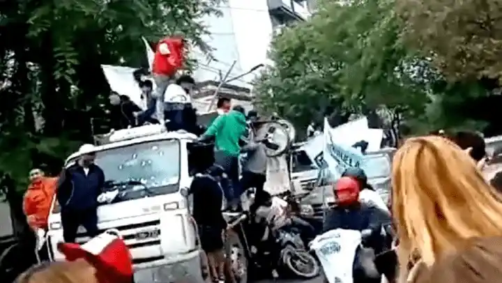 Tragedia: una nena iba en moto con su papá en una caravana política, se cayó y perdió la vida en Santiago del Estero