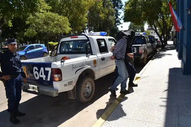 Detuvieron a un hombre que robó una mochila del interior de un auto