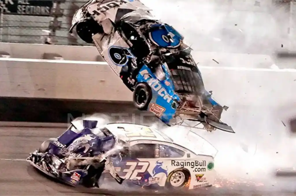  Impresionante accidente a 300 km/h en las 500 Millas de Daytona