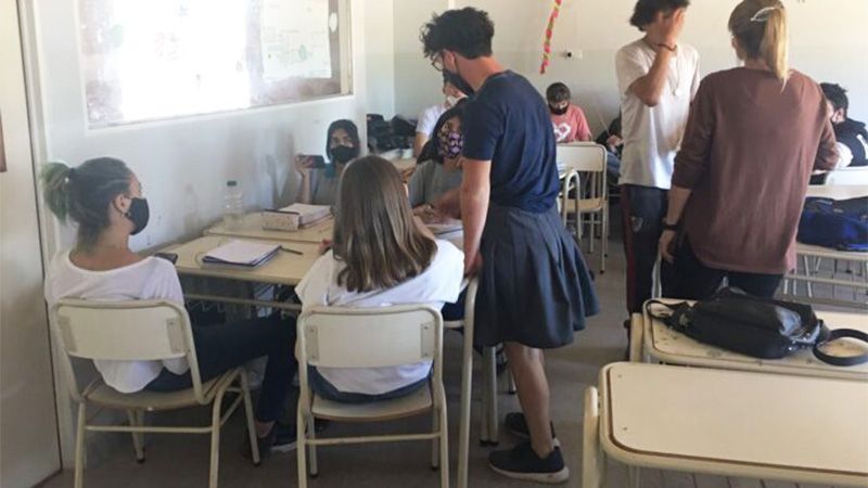 Un alumno fue de pollera a la escuela y generó revuelo en todo el país