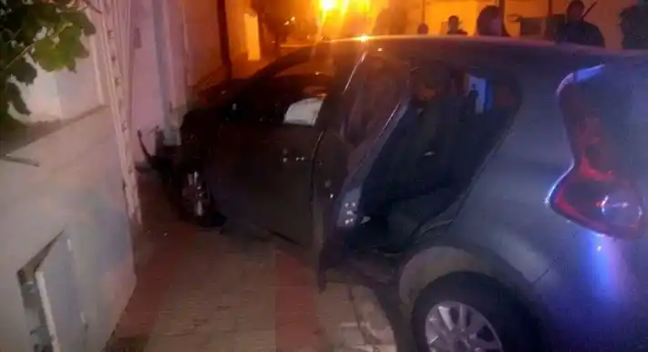 Gualeguaychú: esquivó un perro y terminó incrustada en una casa
