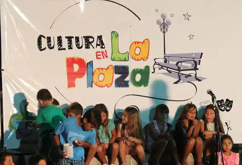 LOBERÍA: Se presentan bandas en la plaza