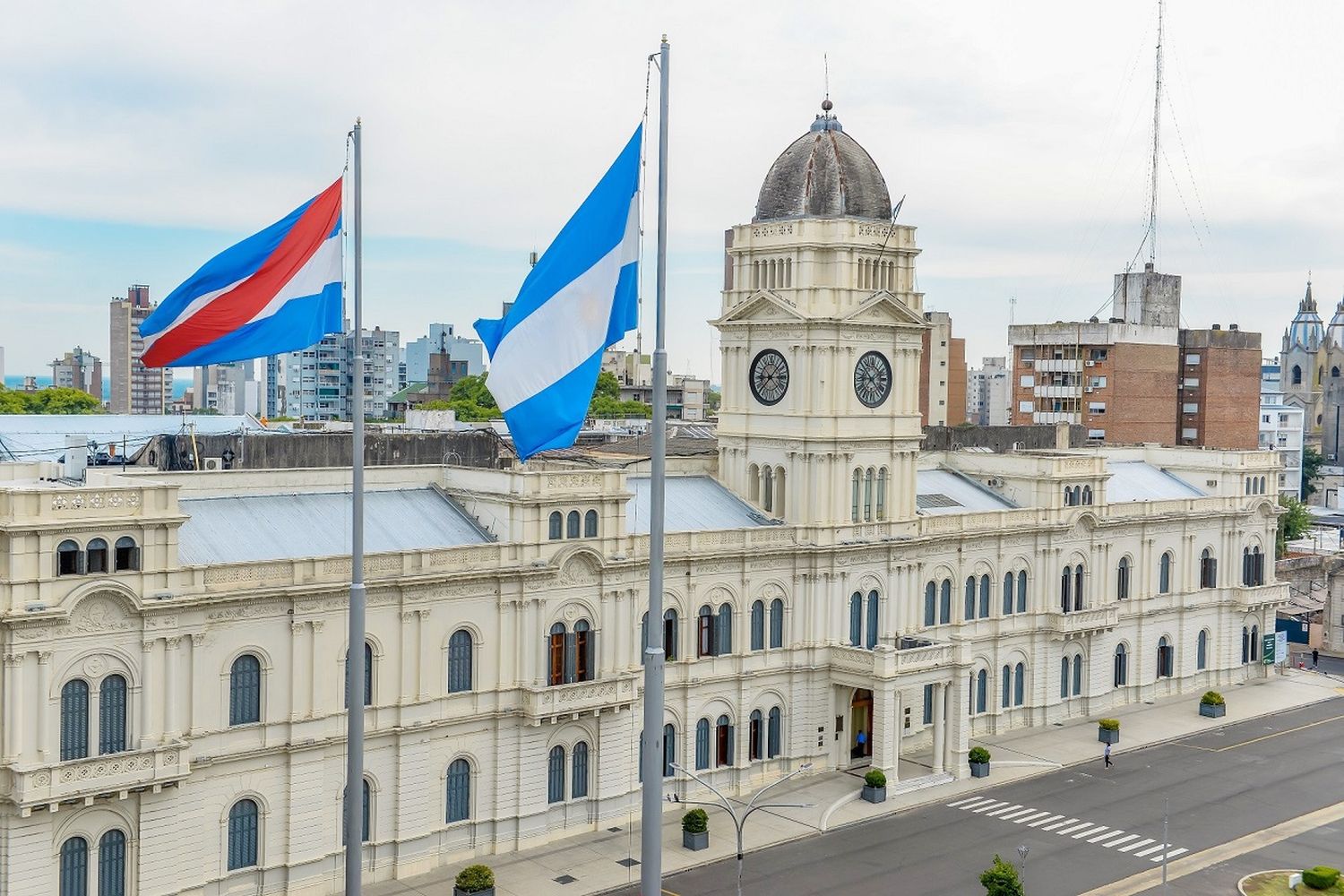 El gobierno convocó a los gremios estatales y docentes para este martes