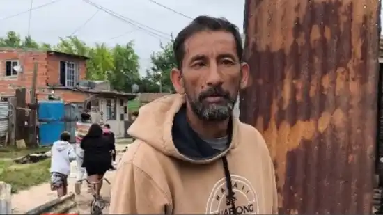"Quedamos con lo puesto": incendio arrasa casilla de chapa y madera, deja a familia desesperada sin nada en Ezeiza