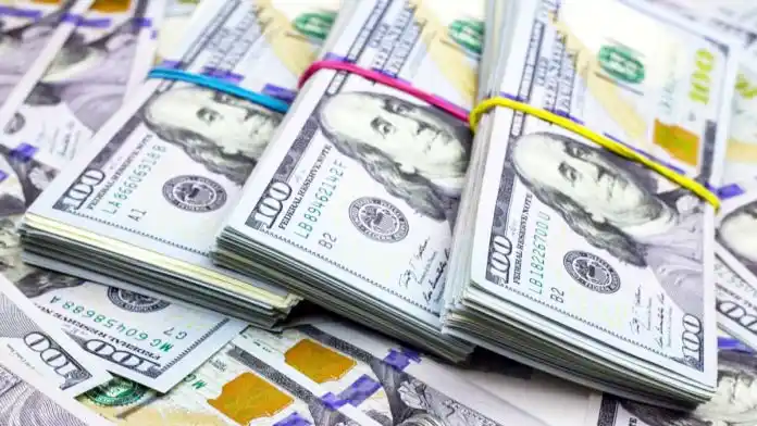 La cotización del dólar “blue” subió a $221 y marcó un nuevo récord