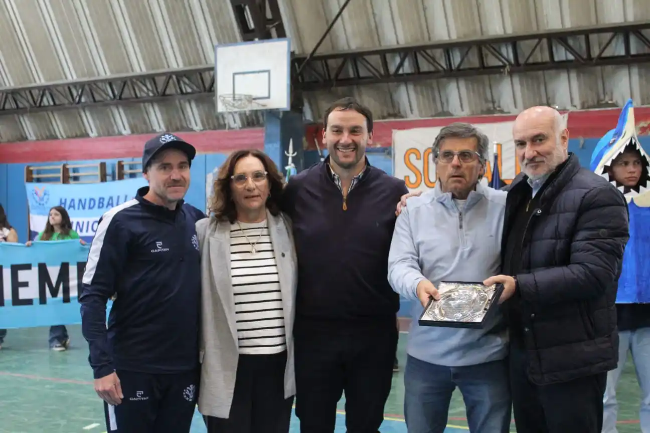 Comenzaron las Olimpiadas de la Unicen y distinguieron al profesor José Solimanto. Foto: cortesía de Prensa Unicen