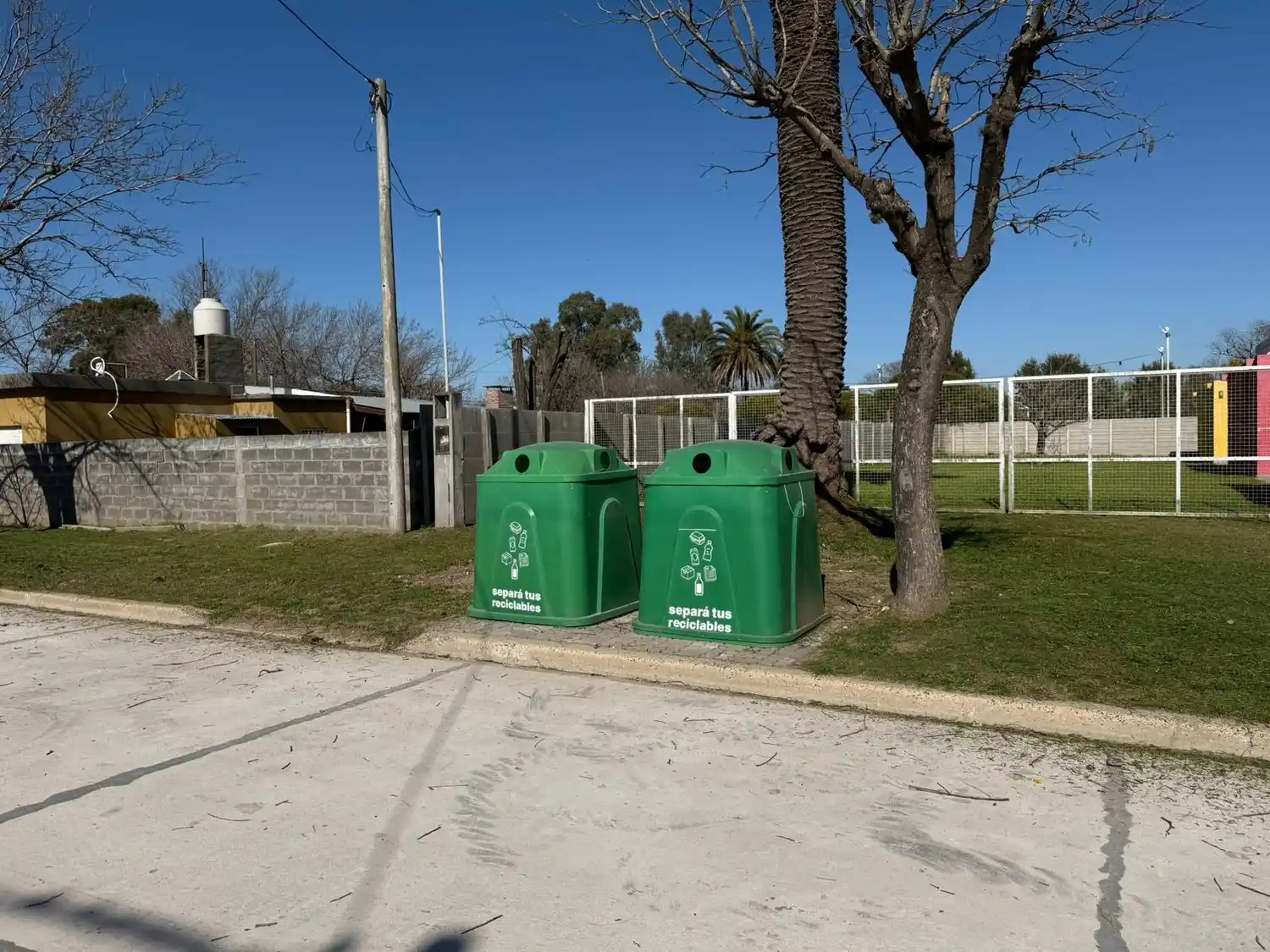 Las estaciones para la separación de residuos ya pueden verse en distintos puntos del pueblo