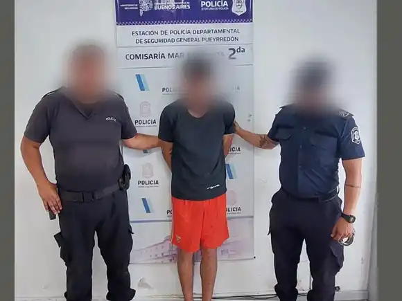 Intentó arrancar el techo de vidrio de un auto en plena calle y terminó detenido