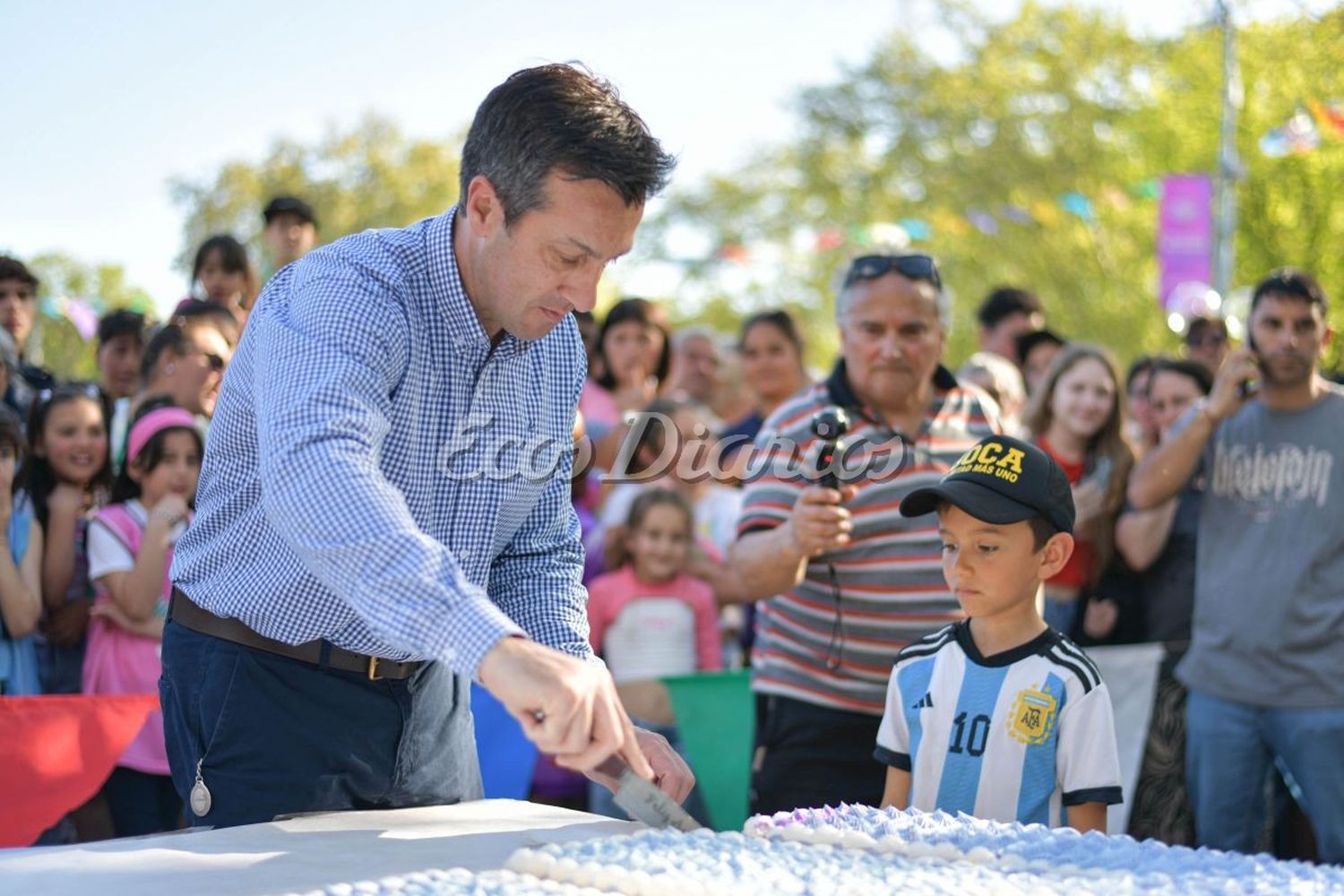 Arturo Rojas frente a la torta del aniversario